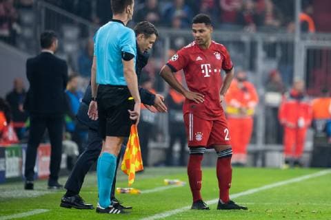 07.11.2018, xkvx, Fussball UEFA Champions League, FC Bayern Muenchen - AEK Athen emspor, v.l. Trainer Niko Kovac (FCB - FC Bayern Muenchen) gibt Anweisung, gestikuliert, mit den Armen gestikulieren, gives instructions, gesticulate, Serge Gnabry (FCB - FC Bayern Muenchen) (DFL DFB REGULATIONS PROHIBIT ANY USE OF PHOTOGRAPHS as IMAGE SEQUENCES and or QUASI-VIDEO) Muenchen