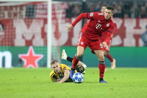 Michalis Bakakis ( AEK Athens FC 2 ) Robert Lewandowski (FC Bayern Muenchen 9), FC Bayern Muenchen vs. AEK Athen F.C, Fussball, Champions League Gruppenphase, 07.11.2018 FC Bayern Muenchen vs. AEK Athen F.C, Fussball, Champions League Gruppenphase, 07.11.2018 Muenchen Copyright: xLanger Eibner-Pressefotox EP_HLR