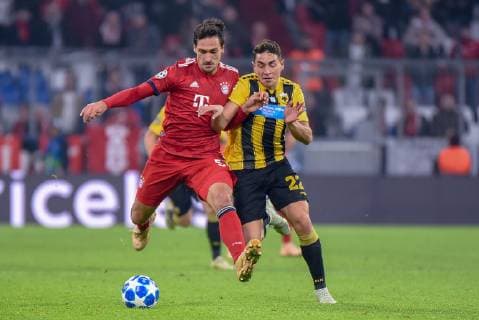 Mats Hummels (FC Bayern Muenchen) und Ezequiel Ponce (AEK Athen). Deutschland, Muenchen, 07.11.2018, Fussball, UEFA Champions League, Matchday 4: FC Bayern Muenchen vs AEK Athen, Allianz-Arena