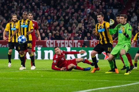 07.11.2018, xkvx, Fussball UEFA Champions League, FC Bayern Muenchen - AEK Athen emspor, v.l. Robert Lewandowski (FCB - FC Bayern Muenchen) liegt nach dem Foul von Uros Cosic (AEK Athen) am Boden Elfmeter (DFL DFB REGULATIONS PROHIBIT ANY USE OF PHOTOGRAPHS as IMAGE SEQUENCES and or QUASI-VIDEO) Muenchen