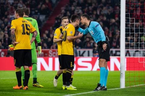 07.11.2018, xkvx, Fussball UEFA Champions League, FC Bayern Muenchen - AEK Athen emspor, v.l. Robert Lewandowski (FCB - FC Bayern Muenchen), Uros Cosic (AEK Athen) Elfmeter (DFL DFB REGULATIONS PROHIBIT ANY USE OF PHOTOGRAPHS as IMAGE SEQUENCES and or QUASI-VIDEO) Muenchen