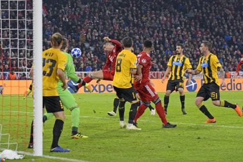 07.11.2018, Fussball UEFA Champions League 2018 2019, Gruppenphase, 4.Spieltag, FC Bayern München - AEK Athen, in der Allianz-Arena München. Torschuss zum 2:0 von Robert Lewandowski (mitte, FC Bayern München).