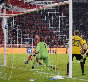 07.11.2018, Fussball UEFA Champions League 2018 2019, Gruppenphase, 4.Spieltag, FC Bayern München - AEK Athen, in der Allianz-Arena München. Torschuss zum 2:0 von Robert Lewandowski (li, FC Bayern München). Torwart Vasilos Barkas (AEK Athen) kann nur noch dem Ball hinterherschauen.