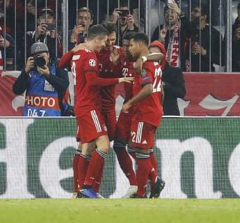 Torjubel 2:0 München, V.li. Torschüte Robert Lewandowski (Bayern) , Leon Goretzka (Bayern) , David Alaba (Bayern) , Serge Gnabry (Bayern) . FC Bayern München-AEK Athen . München, GER, 07.11.2018, Fussball-Champions League 2018-2019 .