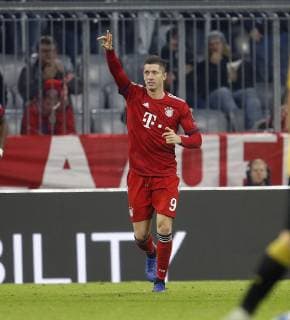 Torjubel 2:0 München, Torschüte Robert Lewandowski (Bayern). FC Bayern München-AEK Athen . München, GER, 07.11.2018, Fussball-Champions League 2018-2019 .