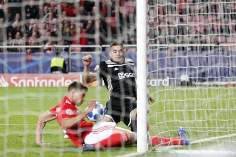 LISSABON, Estadio da Luz, 07-11-2018, football, season 2018 2019, Football Champions League . Ajax forwarder Dusan Tadic scores 1-1 during the game Benfica - Ajax . Benfica - Ajax  x2604500x