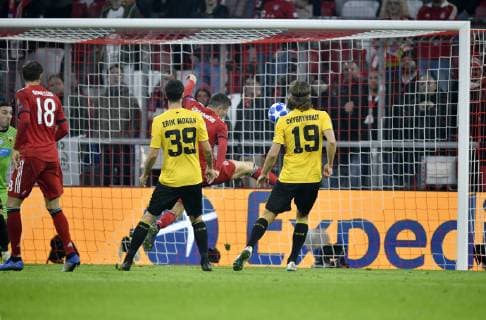 TOR zum 2:0 Robert Lewandowski FC Bayern München Torschuss Aktion Torchance Champions League CL Gruppenphase FC Bayern München FCB vs AEK Athen 07.11.2018 DFL REGULATIONS PROHIBIT ANY USE OF PHOTOGRAPHS AS IMAGE SEQUENCES AND OR QUASI-VIDEO FC Bayern München FCB vs AEK Athen