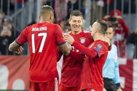GER, UEFA CL, FC Bayern Muenchen (GER) vs AEK Athen (GRC) 07.11.2018, Allianz Arena, Muenchen, GER, UEFA CL, FC Bayern Muenchen (GER) vs AEK Athen (GRC), Gruppe E, UEFA regulations prohibit any use of photographs as image sequences and or quasi-video, im Bild Jubel nach dem Tor zum 2-0 durch Robert Lewandowski (FCB 9) mit Jerome Boateng (FCB 17) Franck Ribery (FCB 7)