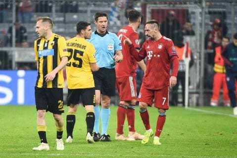 Disput zwischen Konstantinos Galanopoulos 25 (AEK Athen) und Franck Ribery (FC Bayern Muenchen 7) bei Schiedsrichter Matej Jug (Slowenien) , FC Bayern Muenchen vs. AEK Athen, Fussball, Vorrunde, Champions League, 07.11.2018 Muenchen Bayern Deutschland