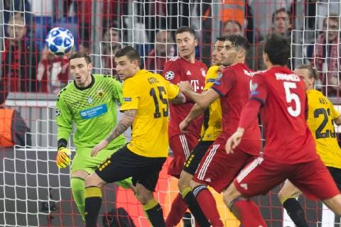 GER, UEFA CL, FC Bayern Muenchen (GER) vs AEK Athen (GRC) 07.11.2018, Allianz Arena, Muenchen, GER, UEFA CL, FC Bayern Muenchen (GER) vs AEK Athen (GRC), Gruppe E, UEFA regulations prohibit any use of photographs as image sequences and or quasi-video, im Bild Vassilis Barkas (AEK Athen 1) Uros Cosic (AEK Athen 15) Robert Lewandowski (FCB 9) Javi Martinez (FCB 8) Mats Hummels (FCB 5)