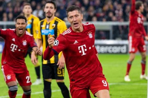 07.11.2018, xkvx, Fussball UEFA Champions League, FC Bayern Muenchen - AEK Athen emspor, v.l. Torjubel, Goal celebration, celebrate the goal zum 2:0 durch Robert Lewandowski (FCB - FC Bayern Muenchen) (DFL DFB REGULATIONS PROHIBIT ANY USE OF PHOTOGRAPHS as IMAGE SEQUENCES and or QUASI-VIDEO) Muenchen