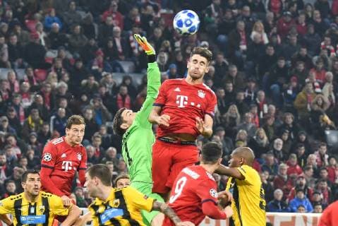 Kopfball von Javi Martinez (FC Bayern Muenchen 8) gegen Vasilios Barkas 1 (AEK Athen) , FC Bayern Muenchen vs. AEK Athen, Fussball, Vorrunde, Champions League, 07.11.2018 Muenchen Bayern Deutschland