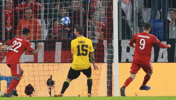 Robert Lewandowski (FC Bayern) trifft zum 2-0 gegen Uros Cosic (AEK Athens FC) Fussball UEFA Champions League FC Bayern München - AEK Athens FC 07.11.2018