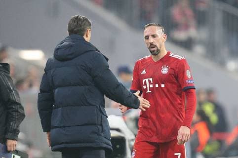 Franck Ribery 7 (FC Bayern Muenchen) wird ausgewechselt und klatscht Chef-Trainer Nico Kovac (FC Bayern Muenchen) ab, FC Bayern Muenchen vs. AEK Athen, Fussball, Vorrunde, Champions League, 07.11.2018 Muenchen Bayern Deutschland