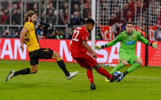Munich, Germany 07.11.2018, UEFA Champions League - 2018 19 Season, Rueckrunde, Gruppenphase - Gruppe E, 4. Spieltag, FC Bayern Muenchen - AEK Athens FC, Dmytro Chygrynsiy (AEK), Serge Gnabry (FCB) und Torwart Vassilis Barkas (AEK) im Zweikampf ( DeFodi527