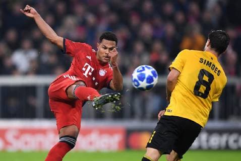 FUSSBALL CHAMPIONS LEAGUE SAISON 2018 2019 GRUPPENPHASE FC Bayern Muenchen - AEK Athen 07.11.2018 Serge Gnabry (li, FC Bayern Muenchen) gegen Andre Simoes (re, AEK Athen)