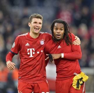 07.11.2018, Fussball UEFA Champions League 2018 2019, Gruppenphase, 4.Spieltag, FC Bayern München - AEK Athen, in der Allianz-Arena München. v.l. Thomas Müller (FC Bayern München) und Renato Sanches (Bayern München) jubeln nach dem Spiel.