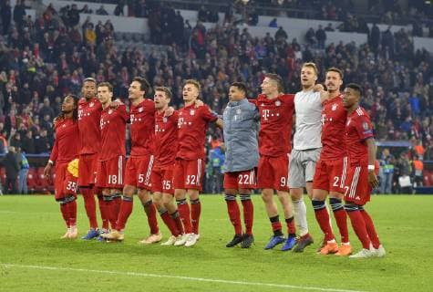 07.11.2018, Fussball UEFA Champions League 2018 2019, Gruppenphase, 4.Spieltag, FC Bayern München - AEK Athen, in der Allianz-Arena München. Die Bayern Spieler hüpfen zum Schluss.
