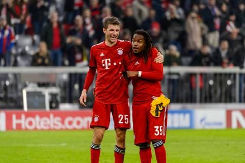 Munich, Germany 07.11.2018, UEFA Champions League - 2018 19 Season, Rueckrunde, Gruppenphase - Gruppe E, 4. Spieltag, FC Bayern Muenchen - AEK Athens FC, Thomas Mueller (FCB) und Renato Sanches (FCB) lacht, lachen ( DeFodi527