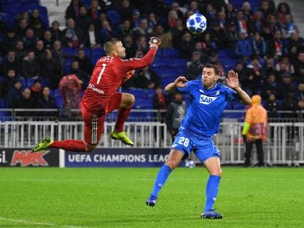 Sport Bilder des Tages 07.11.2018, xmeix, Fussball UEFA Champions League, Olympique Lyon - TSG 1899 Hoffenheim, emspor, v.l. Olympique Lyons Anthony Lopes gegen Adam Szalai (TSG 1899 Hoffenheim) DFL DFB REGULATIONS PROHIBIT ANY USE OF PHOTOGRAPHS as IMAGE SEQUENCES and or QUASI-VIDEO Lyon