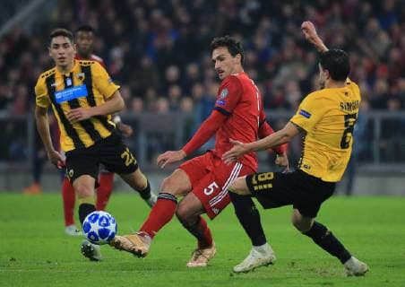 07.11.2018, Champions League, FC Bayern vs AEK Athen, Allianz Arena Muenchen, Fussball, im Bild: Ezequiel Ponce ( AEK Athen ), Mats Hummels (FCB) und Andre Simoes ( AEK Athen ) DFL REGULATIONS PROHIBIT ANY USE OF PHOTOGRAPHS AS IMAGE SEQUENCES AND OR QUASI VIDEO.