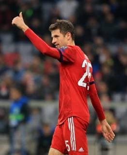 07.11.2018, Champions League, FC Bayern vs AEK Athen, Allianz Arena Muenchen, Fussball, im Bild: Thomas Mueller (FCB) mit Daume hoch DFL REGULATIONS PROHIBIT ANY USE OF PHOTOGRAPHS AS IMAGE SEQUENCES AND OR QUASI VIDEO.