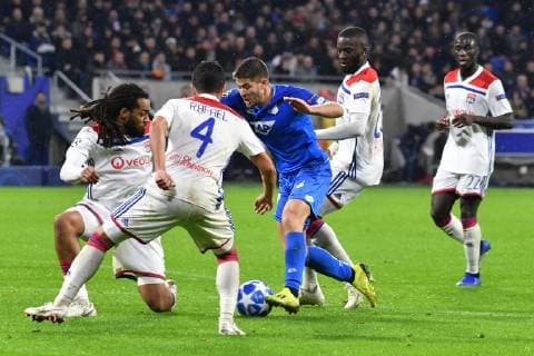 Olympique Lyon - TSG 1899 Hoffenheim Hoffenheims Andrej Kramaric (Nr.27) gegen mehrere Gegenspieler beim Spiel in der Champions League, Olympique Lyon - TSG 1899 Hoffenheim. Lyon. 07.11.18 Fussball Champions League , Lyon Frankreich
