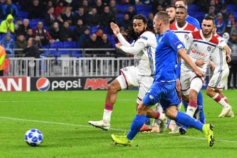 Sport Bilder des Tages Olympique Lyon - TSG 1899 Hoffenheim Hoffenheims Pavel Kaderabek (Nr.3) bei seinem Treffer zum 2:2 beim Spiel in der Champions League, Olympique Lyon - TSG 1899 Hoffenheim. Lyon. 07.11.18 Fussball Champions League , Lyon Frankreich
