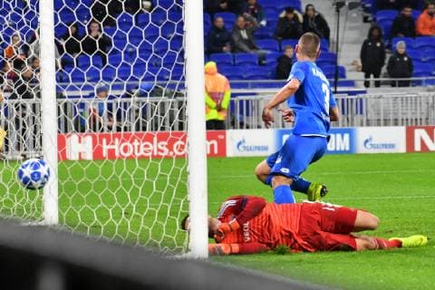 Olympique Lyon - TSG 1899 Hoffenheim Hoffenheims Pavel Kaderabek (Nr.3) dreht jubelnd ab am Boden Olympique Lyons Anthony Lopes beim Spiel in der Champions League, Olympique Lyon - TSG 1899 Hoffenheim. Lyon. 07.11.18 Fussball Champions League , Lyon Frankreich
