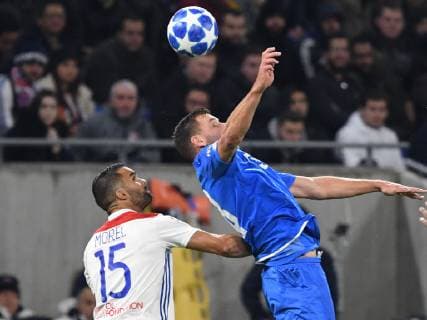 07.11.2018, xmeix, Fussball UEFA Champions League, Olympique Lyon - TSG 1899 Hoffenheim, emspor, v.l. Olympique Lyons Jeremy Morel, Adam Szalai (TSG 1899 Hoffenheim) DFL DFB REGULATIONS PROHIBIT ANY USE OF PHOTOGRAPHS as IMAGE SEQUENCES and or QUASI-VIDEO Lyon