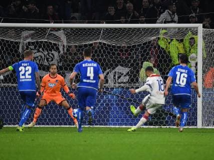07.11.2018, xmeix, Fussball UEFA Champions League, Olympique Lyon - TSG 1899 Hoffenheim, emspor, v.l. Kevin Vogt (TSG 1899 Hoffenheim), Oliver Baumann (TSG 1899 Hoffenheim), Ermin Bicakcic (TSG 1899 Hoffenheim), Olympique Lyons Nabil Fekir, Nico Schulz (TSG 1899 Hoffenheim) DFL DFB REGULATIONS PROHIBIT ANY USE OF PHOTOGRAPHS as IMAGE SEQUENCES and or QUASI-VIDEO Lyon