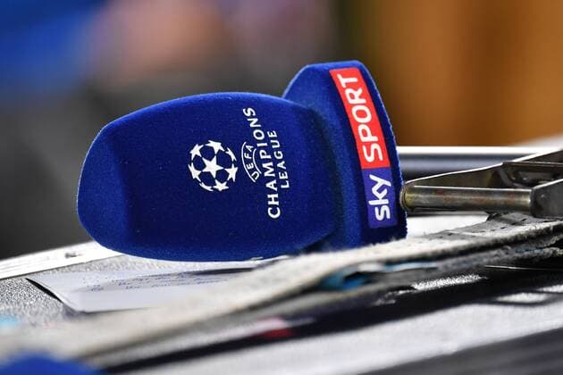 Randmotiv,Feature,allgemein. SKY Mikrofon mit Champions League Logo,Emblem.Close Up,Sachaufnahme. FC Bayern Muenchen (M) - AEK Athens FC (Athen) 2-0, Fussball Champions League,Gruppe E, am 07.11.2018. A L L I A N Z A R E N A. DFL REGULATIONS PROHIBIT ANY USE OF PHOTOGRAPHS AS IMAGE SEQUENCES AND OR QUASI-VIDEO.