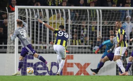 Anderlecht s Yevhenii Makarenko and Fenerbahce s Eljif Elmas fight for the ball during the match between Belgian soccer team RSC Anderlecht and Turkish team Fenerbahce, Thursday 08 November 2018 in Istanbul, Turkey, on day four of the UEFA Europa League group stage, in group D. VIRGINIExLEFOUR  x05464249x