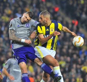 Fenerbahce s Islam Slimani (R) and Anderlecht s Ognjen Vranjes during the group D Europa League soccer match between Fenerbahce and Anderlecht at the Sukru Saracoglu stadium, in Istanbul, Thursday, Nov. 8, 2018. (  Copyright: AzizxUzunx-xDepoxPhotos 16172701