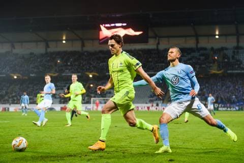 181108 Arn?r Ingvi Traustason of Malmö FF and Matti Lund Nielsen of Sarpsborg 08 during the Europa League group stage match between Malmö FF and Sarpsborg 08 on November 8, 2018 in Malmö.  Copyright: LUDVIGxTHUNMAN BB181108LT006