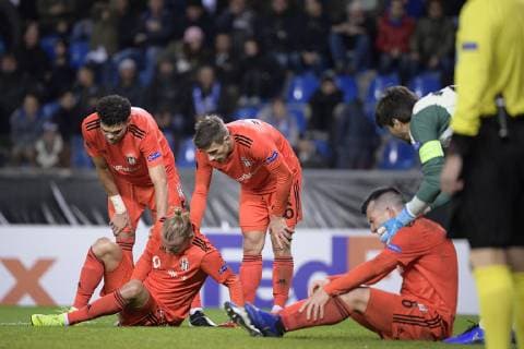 Sport Bilder des Tages Besiktas Domagoj Vida and Besiktas Gary Alexis Medel Soto lie injured on the ground during a match between Belgian soccer team KRC Genk and Turkish club Besiktas, in Genk, Thursday 08 November 2018 on day four of the UEFA Europa League group stage, in group I. YORICKxJANSENS  x05464403x