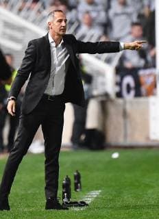 08.11.2018, xjhx, Fussball UEFA Europa League, Apollon Limassol - Eintracht Frankfurt emspor, v.l. Trainer Adolf Adi Huetter (Eintracht Frankfurt) gibt Anweisungen, gestikuliert, mit den Armen gestikulieren gives instructions, gesticulate. (DFL DFB REGULATIONS PROHIBIT ANY USE OF PHOTOGRAPHS as IMAGE SEQUENCES and or QUASI-VIDEO) Limassol
