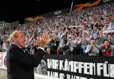 08.11.2018, xjhx, Fussball UEFA Europa League, Apollon Limassol - Eintracht Frankfurt emspor, v.l. Praesident Peter Fischer (Eintracht Frankfurt) gibt Anweisungen, gestikuliert, mit den Armen gestikulieren gives instructions, gesticulate. bedankt bedanken sich bei den Fans (DFL DFB REGULATIONS PROHIBIT ANY USE OF PHOTOGRAPHS as IMAGE SEQUENCES and or QUASI-VIDEO) Limassol
