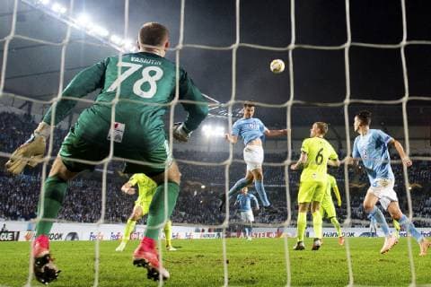 181108 Markus Rosenberg of Malmö FF with a chance to score against goalkeeper Aleksandr Vasyutin of Sarpsborg 08 during the Europa League group stage match between Malmö FF and Sarpsborg 08 on November 8, 2018 in Malmö. Photo: Petter Arvidson BILDBYRN kod PA 92149  Copyright: PETTERxARVIDSON BB181108PA071