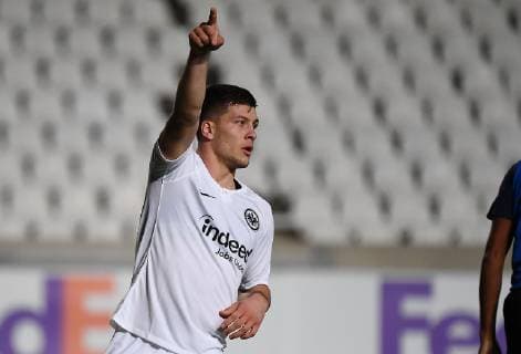 08.11.2018, xjhx, Fussball UEFA Europa League, Apollon Limassol - Eintracht Frankfurt emspor, v.l. Luka Jovic (Eintracht Frankfurt) gibt Anweisungen, gestikuliert, mit den Armen gestikulieren gives instructions, gesticulate. (DFL DFB REGULATIONS PROHIBIT ANY USE OF PHOTOGRAPHS as IMAGE SEQUENCES and or QUASI-VIDEO) Limassol
