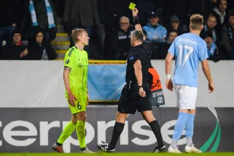 181108 Joonas Tamm of Sarpsborg 08 receives a warning from referee Miroslav Zelinka during the Europa League group stage match between Malmö FF and Sarpsborg 08 on November 8, 2018 in Malmö.  Copyright: LUDVIGxTHUNMAN BB181108LT040