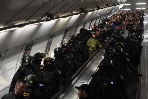 Sport Bilder des Tages Fußball, EL, Slavia Prag - FC Kopenhagen, Polizei begleitet Fans Fans of FC Copenhagen in action prior to European Football League fourth round match: Slavia Praha vs Copenhagen in the metro station Mustek, Prague, Czech Republic, November 8, 2018. (CTKxPhoto MichalxKrumphanzl) CTKPhotoP201811081045601  _DSC4373