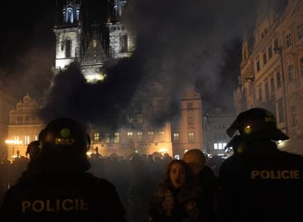 Fußball, EL, Slavia Prag - FC Kopenhagen, Polizei begleitet Fans Fans of FC Copenhagen in action prior to European Football League fourth round match: Slavia Praha vs Copenhagen in Old Town Square, Prague, Czech Republic, November 8, 2018. (CTKxPhoto MichalxKrumphanzl) CTKPhotoP201811081092701  kru 1