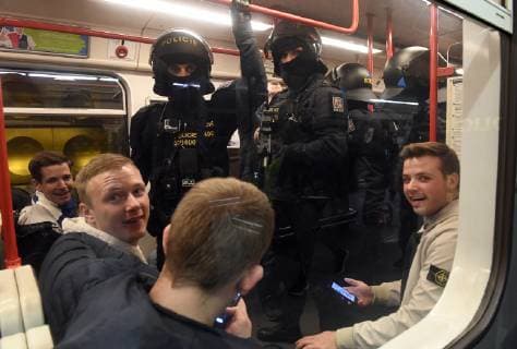 Fußball, EL, Slavia Prag - FC Kopenhagen, Polizei begleitet Fans Fans of FC Copenhagen are going by metro from City Center to the stadium prior to European Football League fourth round match: Slavia Praha vs Copenhagen in the metro station Mustek, Prague, Czech Republic, November 8, 2018. (CTKxPhoto MichalxKrumphanzl) CTKPhotoP201811081153601  kru 12