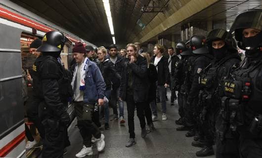 Fußball, EL, Slavia Prag - FC Kopenhagen, Polizei begleitet Fans Fans of FC Copenhagen are going by metro from City Center to the stadium prior to European Football League fourth round match: Slavia Praha vs Copenhagen in the metro station Mustek, Prague, Czech Republic, November 8, 2018. (CTKxPhoto MichalxKrumphanzl) CTKPhotoP201811081154501  kru 9