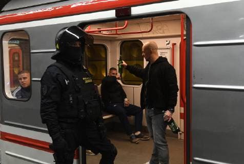 Fußball, EL, Slavia Prag - FC Kopenhagen, Polizei begleitet Fans Fans of FC Copenhagen are going by metro from City Center to the stadium prior to European Football League fourth round match: Slavia Praha vs Copenhagen in the metro station Mustek, Prague, Czech Republic, November 8, 2018. (CTKxPhoto MichalxKrumphanzl) CTKPhotoP201811081161801  kru 8