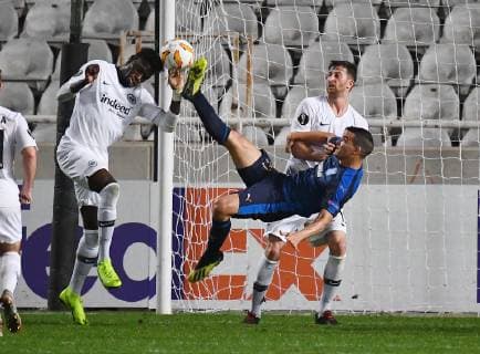 Sport Bilder des Tages 08.11.2018, xjhx, Fussball UEFA Europa League, Apollon Limassol - Eintracht Frankfurt emspor, v.l. Danny da Costa (Eintracht Frankfurt), Emillio Zelaya (Apollon Limassol), David Abraham (Eintracht Frankfurt) (DFL DFB REGULATIONS PROHIBIT ANY USE OF PHOTOGRAPHS as IMAGE SEQUENCES and or QUASI-VIDEO) Limassol