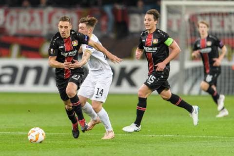 Bayer 04 Leverkusen vs FC Zuerich, Europa League Gruppenphase, 08.11.2018 vl: Dominik Kohr (Bayer 04 Leverkusen 21), Toni Domgjoni (FC Zuerich 14), Julian Baumgartlinger (Bayer 04 Leverkusen 15) beim Europa League Spiel zwischen Bayer 04 Leverkusen und FC Zürich am 08.11.2018, , Leverkusen NRW Deutschland BayArena