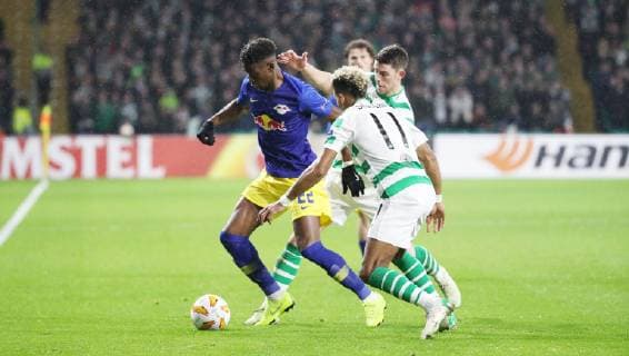 Celtic Glasgow - RB Leipzig Fussball Euro League Glasgow, 08.11.2018, Celtic Park, Fussball, UEFA EURO EM Europameisterschaft Fussball League , Gruppe B, 4.Spieltag , Celtic Glasgow vs. RB Leipzig , Im Bild von links; Nordi Mukiele (22, RB Leipzig), Scott Sinclair (11, Celtic), Ryan Christie (17, Celtic) . , Gemäß den Vorgaben der UEFA ist es untersagt, in dem Stadion und oder vom Spiel angefertigte Fotoaufnahmen in Form von Sequenzbildern und oder videoähnlichen Fotostrecken zu verwerten bzw. verwerten zu lassen. ,