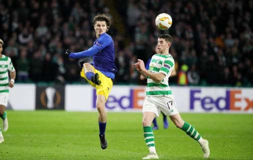 Celtic Glasgow - RB Leipzig Fussball Euro League Glasgow, 08.11.2018, Celtic Park, Fussball, UEFA EURO EM Europameisterschaft Fussball League , Gruppe B, 4.Spieltag , Celtic Glasgow vs. RB Leipzig , Im Bild von links; Marcel Sabitzer (7, RB Leipzig) und Ryan Christie (17, Celtic). , Gemäß den Vorgaben der UEFA ist es untersagt, in dem Stadion und oder vom Spiel angefertigte Fotoaufnahmen in Form von Sequenzbildern und oder videoähnlichen Fotostrecken zu verwerten bzw. verwerten zu lassen. ,